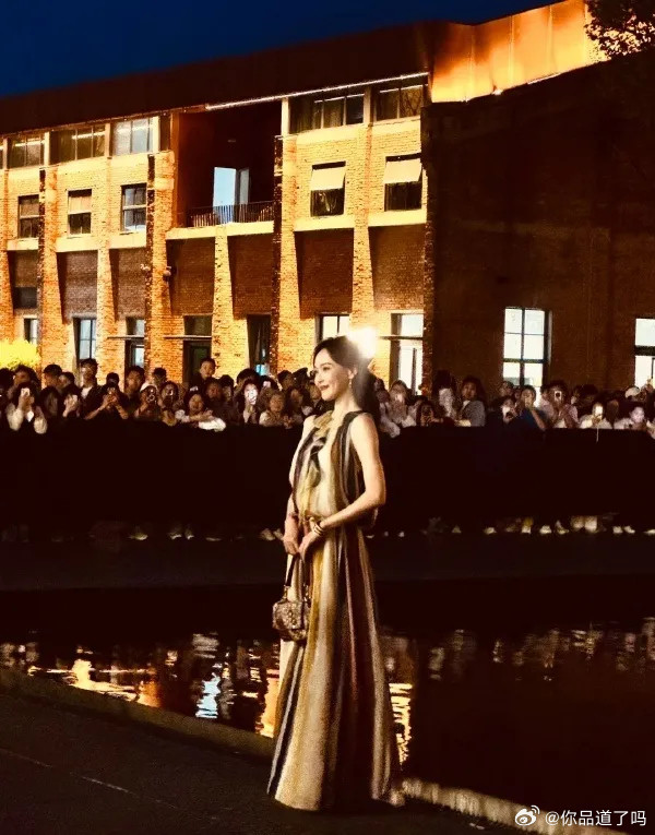 唐嫣这一身条纹裙可真会挑！走在活动现场，那裙摆一动，潇洒劲儿就出来了，浪漫得像把