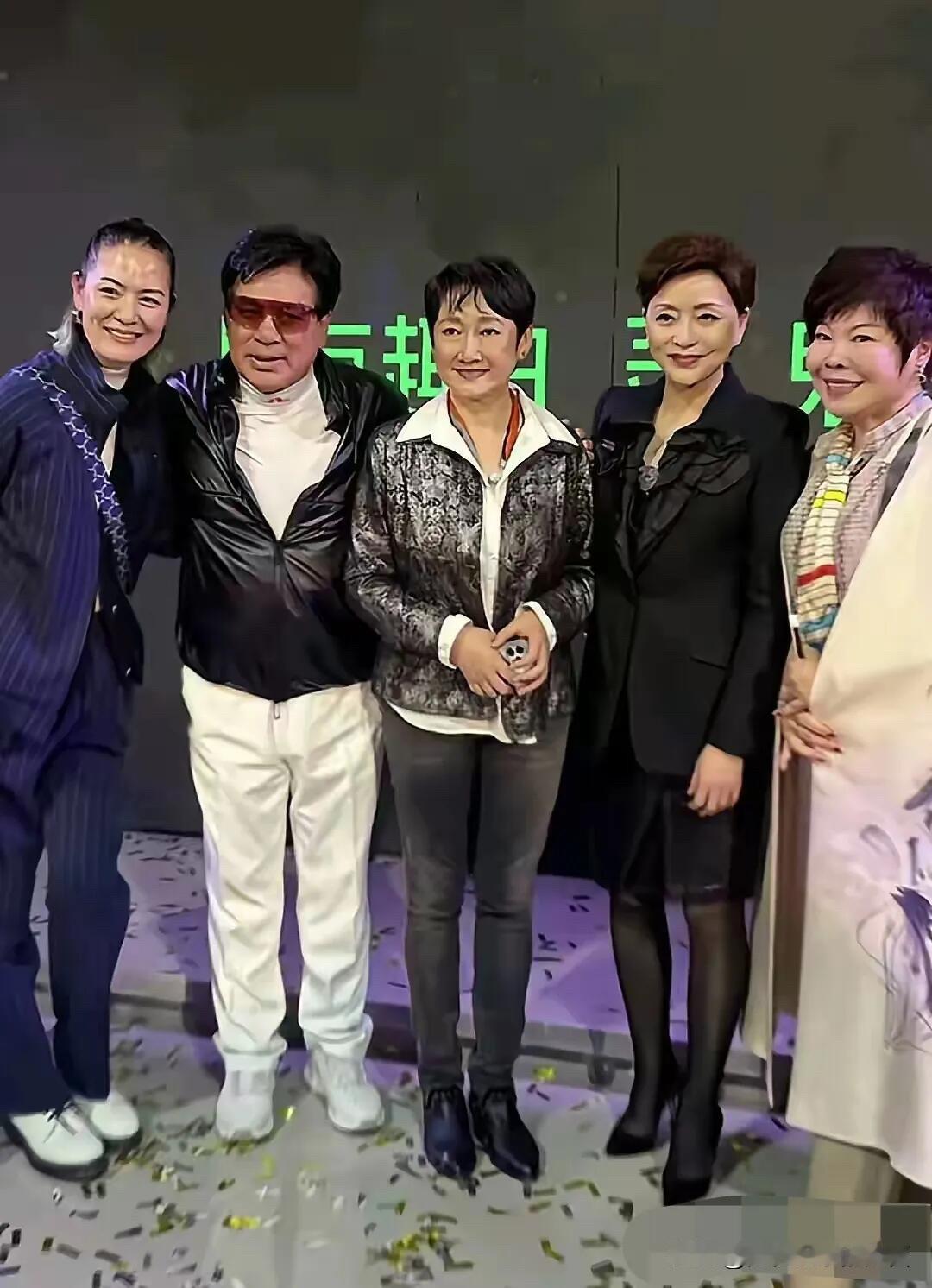 看来明星们无论怎么保养，花再多的精力在自己的身上也是会慢慢变老的，照片里的几位，