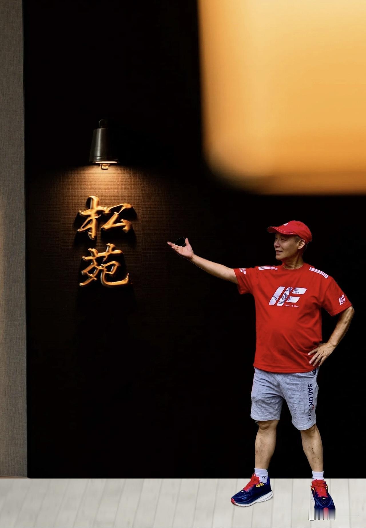 【松苑浓汤广府菜】是广州荔湾区的热门粤菜馆，地址在鹤洞路12号鹤洞新天地，主打古