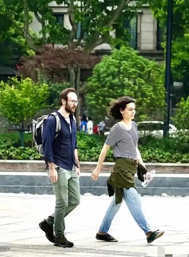 成都宽窄巷子，俩外籍游客吃饱喝足抹嘴就走，被店主拦下要钱时，不仅两手一摊装听不懂