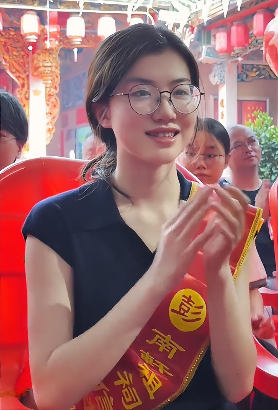 “她是桃花眼，这姑娘以后的前途不敢估量。”一名考上中山大学医学专业的女孩，因为在