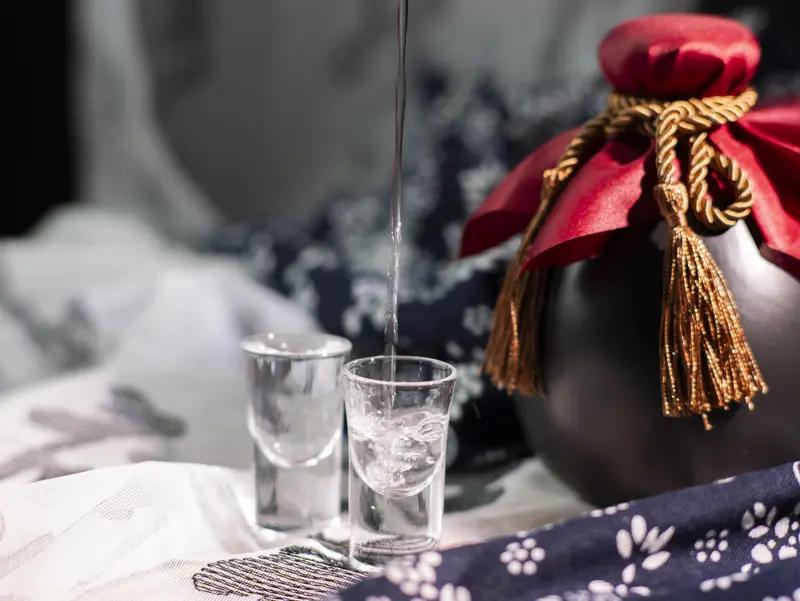 白酒行业“寒潮”来袭，酒业负责人感慨年轻人不爱喝白酒了。茅台镇不少酒企减产停产，