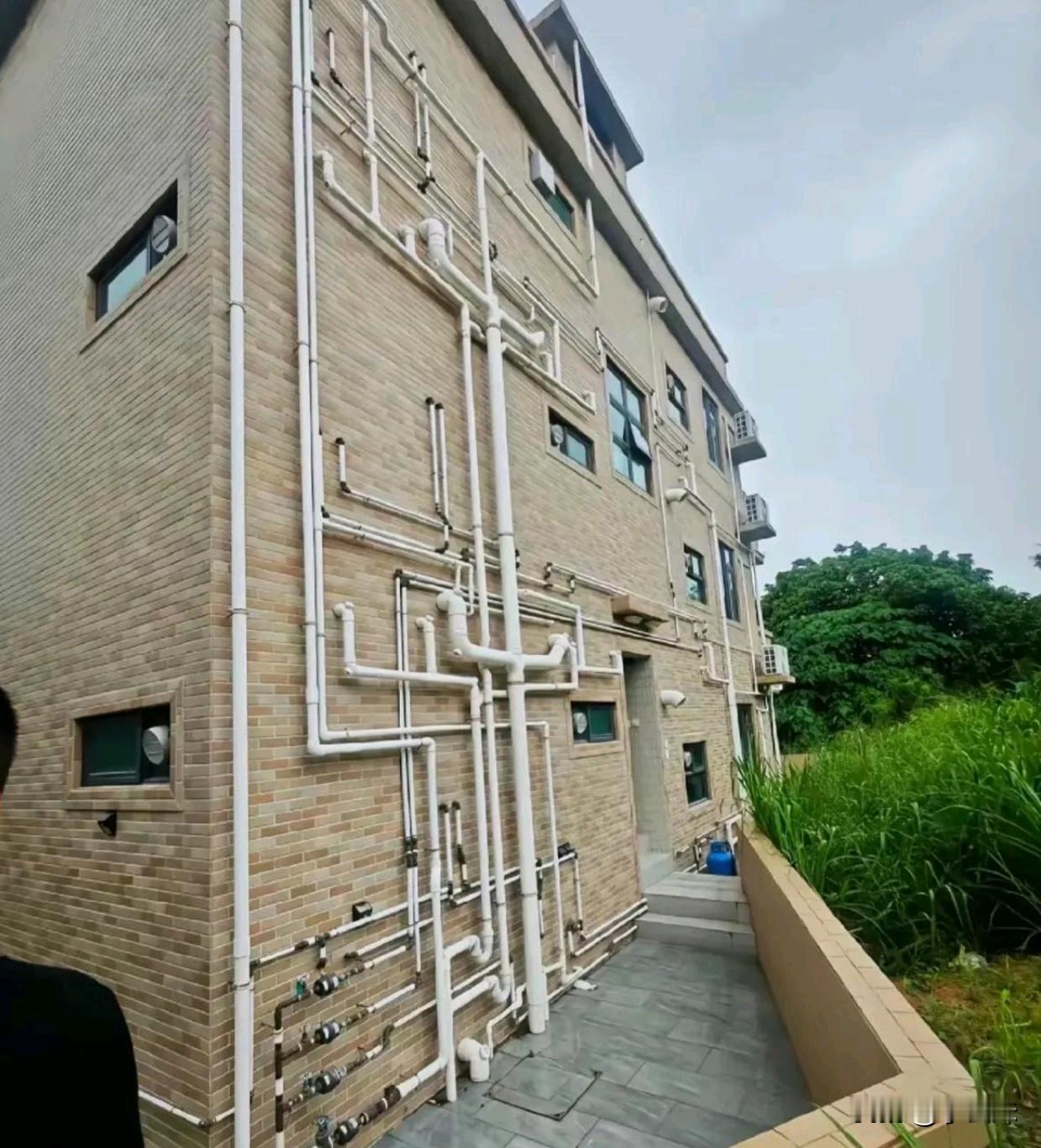 这就是为什么香港房子不漏水的原因吧