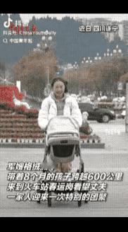 感动哭了！军嫂带着8个月大的孩子，因为思念，又想让孩子跟爸爸合个影，跨越了60