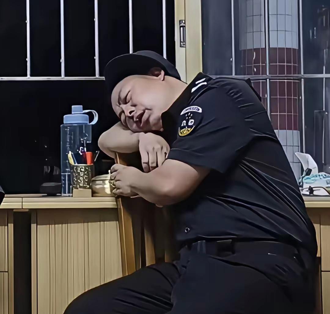 监控拍到保安夜班打了个盹儿，就要扣钱，还要开除。你肯定会说，这是规定，不能睡。