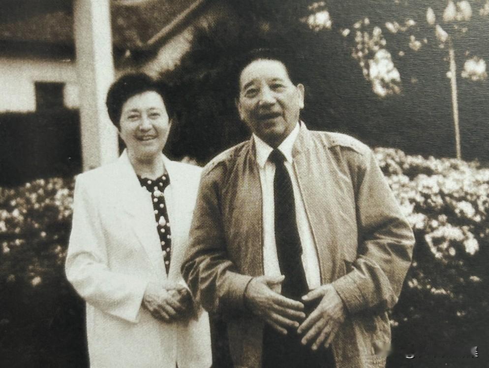 上世纪八十年代，秦基伟将军和夫人唐贤美在一起的合影。1953年，秦基伟38岁，时