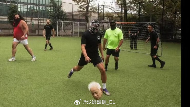 美国无政府主义艺术团体INDECLINE在纽约的联合国总部门口举办的一场足球比赛