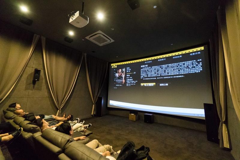 只想单纯看个电影？私人影院强制异性陪侍，不选就赶人，背后猫腻更恶心！谁能想