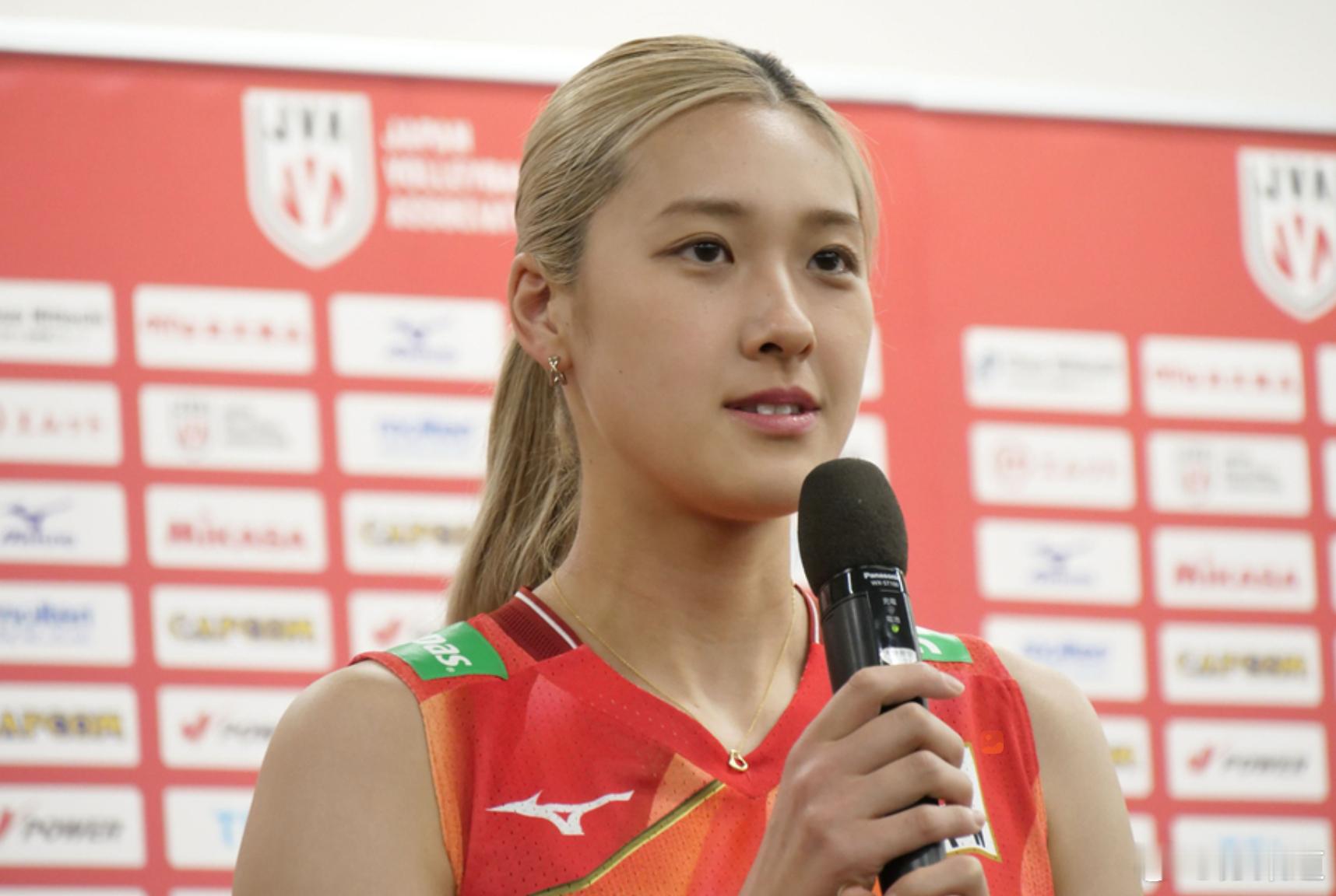 国际排坛动态日本女排连续第二年担任日本女排国家队队长的石川真佑表示：“本赛季我将