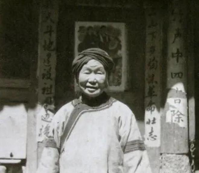 1943年，几个日伪军怀疑一女乞丐是地下党，就强迫她脱衣服检查！突然，女乞丐从包