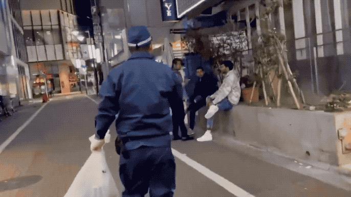 日本人大街上赶走南亚外来移民：1个怼4个毫不怯场！这名工作人员实际上是在要求他们
