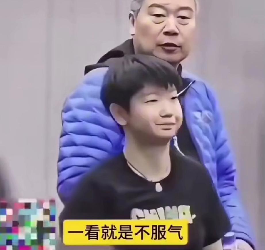 大迪看着莎莎和李隼教练斗嘴，在旁边笑的最欢实。莎莎的成长离不开李隼教练，可以说