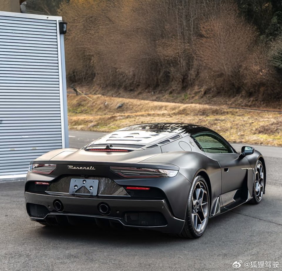 这台2024款玛莎拉蒂MC20是这个意大利超跑品牌现代超跑的惊艳之作。它搭载3.