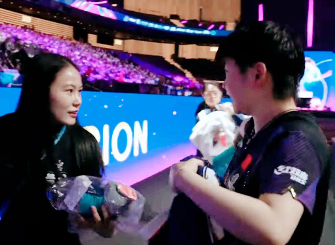 我去！孙颖莎4:1赢了鳗鱼，不但拿到了澳门世界杯冠军，而且创造一个历史，就是