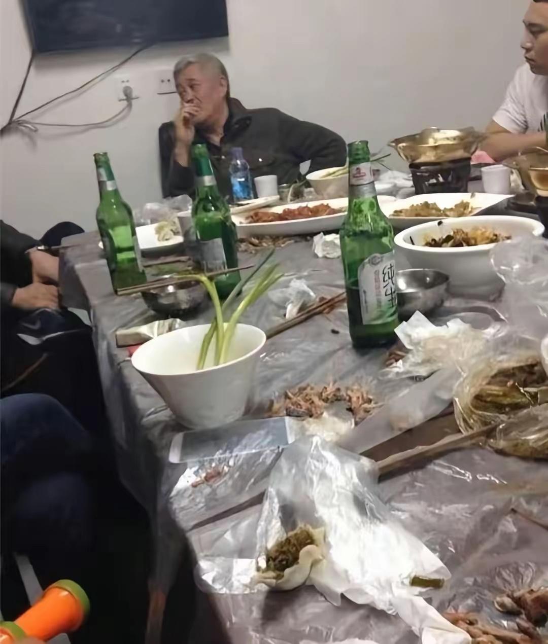 “赵大叔”这一桌，吃的着实有点朴素了，都是东北家常菜，很接地气。快要过春节了