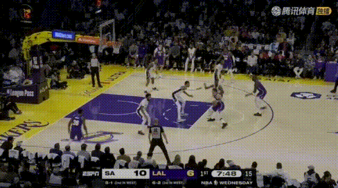 啥叫天赋——文班打得再烂也有神操作！图1：艾顿操作完美，自以为晃开了他，结果还