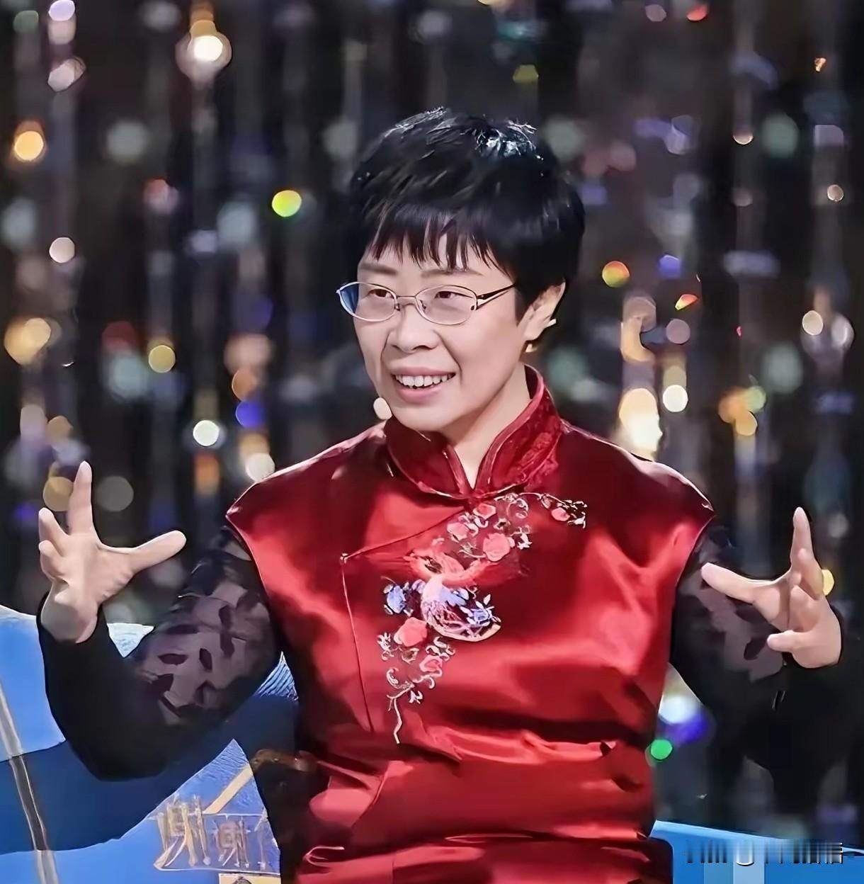 北大才女蒙曼50岁至今未婚，朱迅问她："你最想嫁给谁？"​谁承想，蒙曼想都没