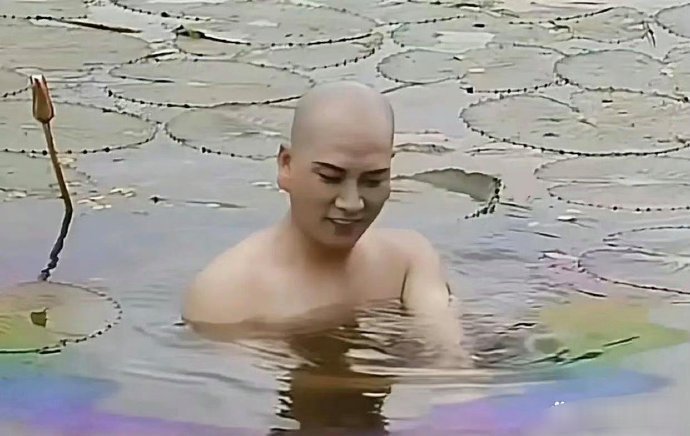 西游记中唐僧洗澡的时候是为了拍出佛光的感觉，但不好搞，于是加了汽油[思考]​​