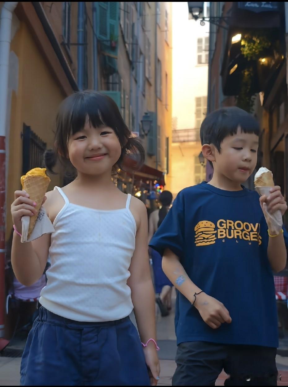 姚彦带俩娃继续在法国旅行，许昕羡慕了，姚彦发了旅行动态，许昕来互动，这夫妻俩连评