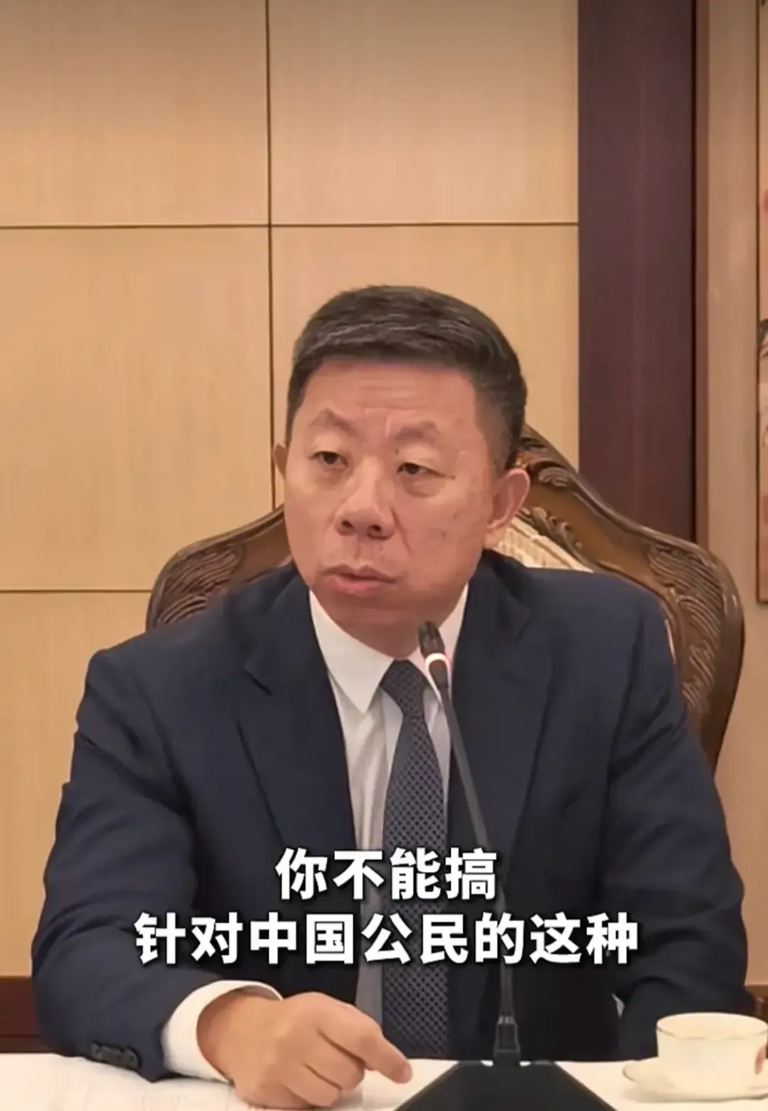 菲律宾军政高层步调相悖，针对在当地谋生的中国务工者出台不公举措，我方驻菲大使井泉当众亮出强硬立场。菲