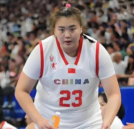 “大宝贝”刘禹彤相比张子宇，更适合担任女篮的第三中锋。刘禹彤属于典型的身大力不