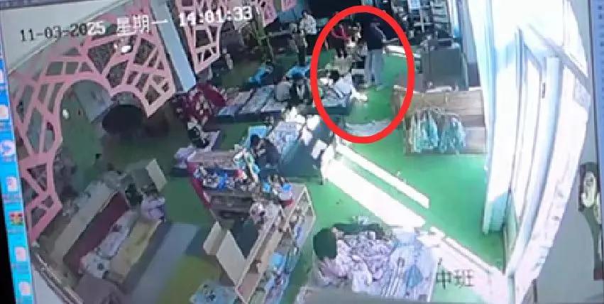 怒了！5岁男童凌晨哭醒喊“别打我”，录音笔曝出幼儿园老师打骂真相！青岛即墨