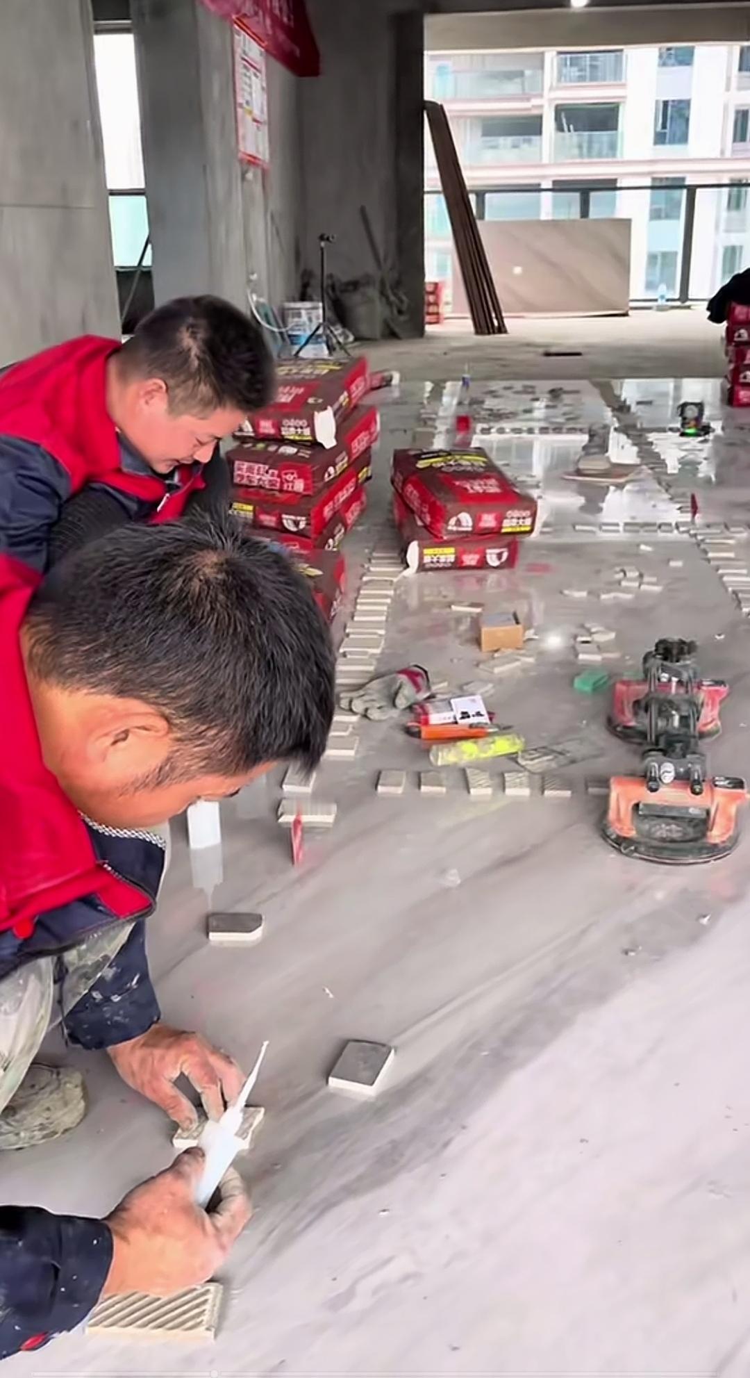 有没有懂行的朋友，你们能看出画面里的师傅在做什么吗？他们面前那众多的小碎块又有什