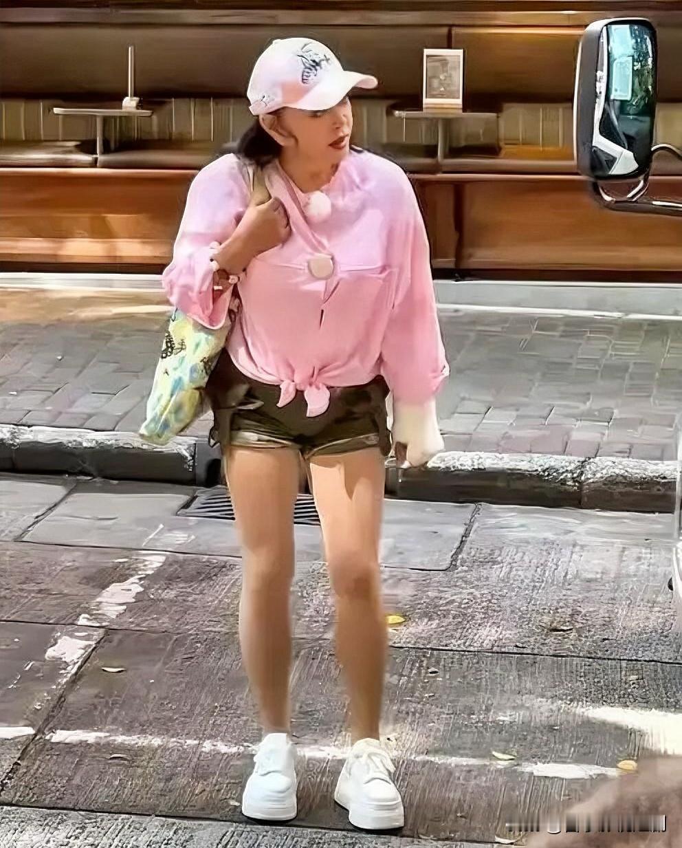 75岁刘晓庆，腿部肌肉量惊艳众人75岁的刘晓庆再次让人惊叹！近日，她因出色的