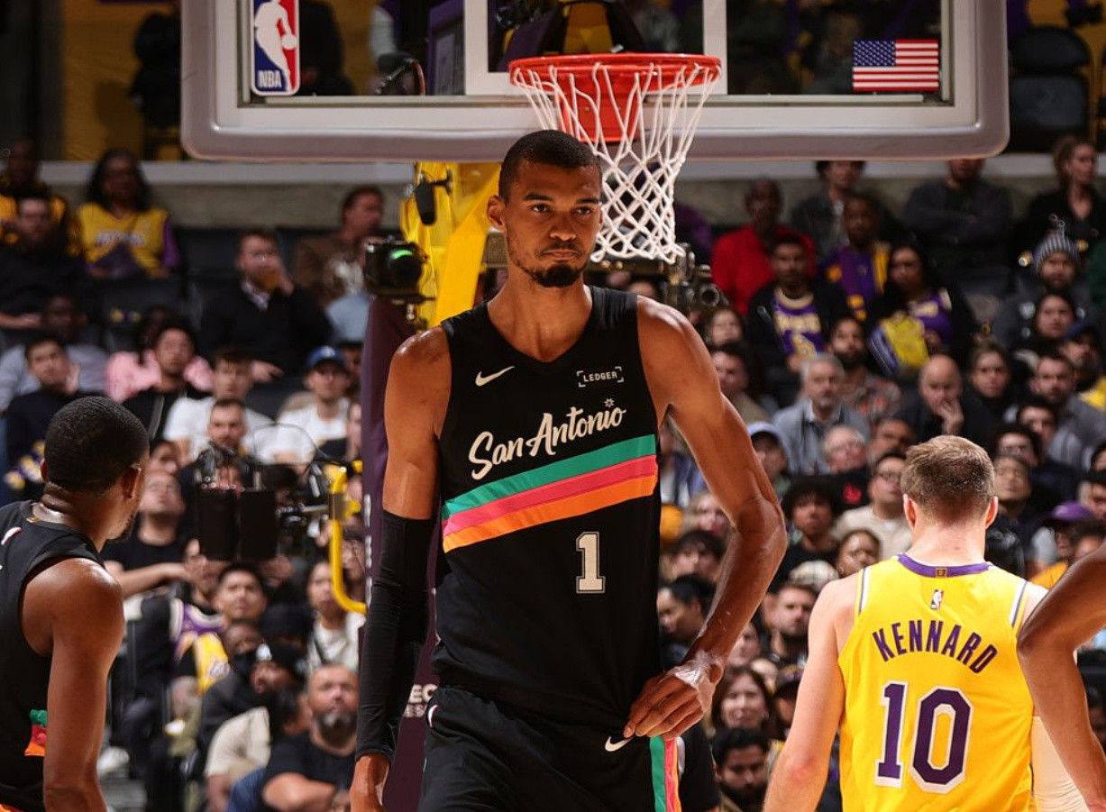 全场结束，湖人108-136马刺，如何评价这一场？马刺vs湖人拉拉维亚10分2