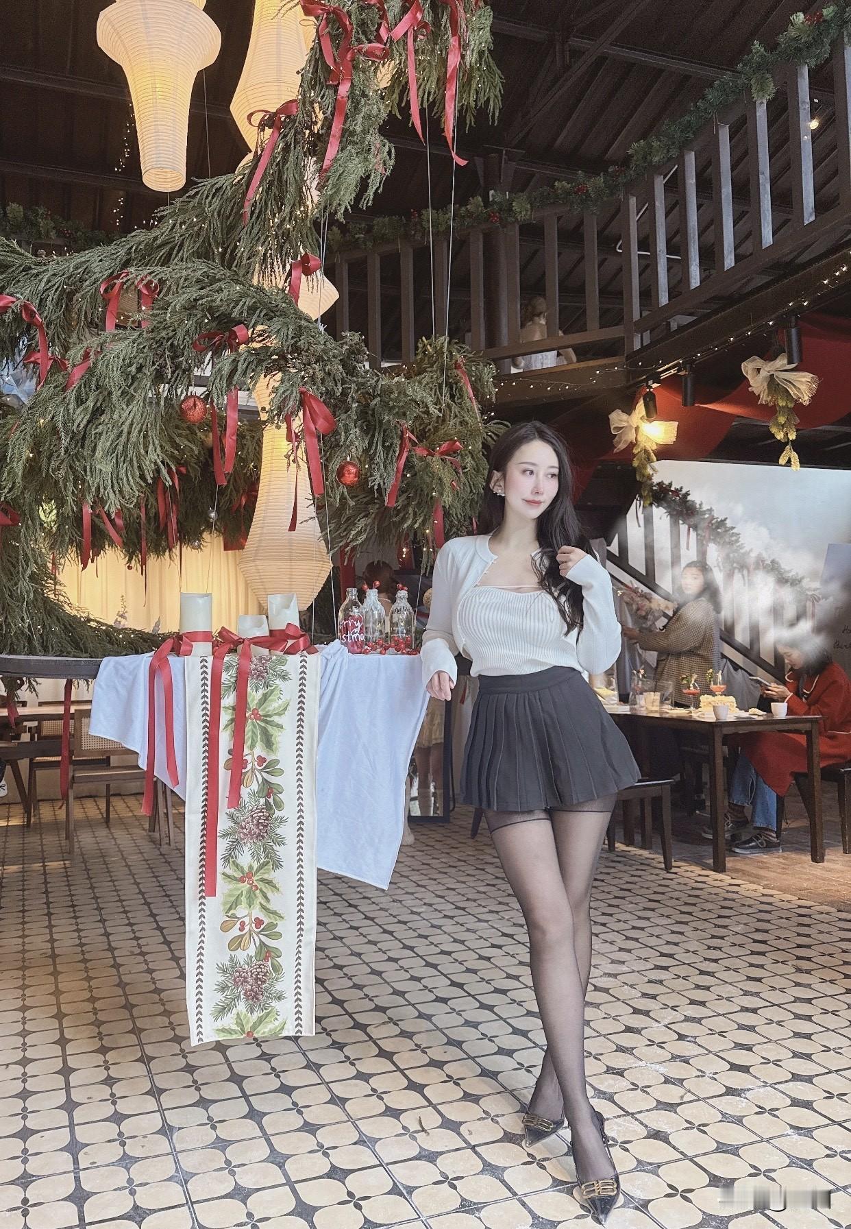 什么样的丝袜，能搭配得时尚不媚俗若是穿短裙配丝袜，丝袜的长度要合适，不要有明显的