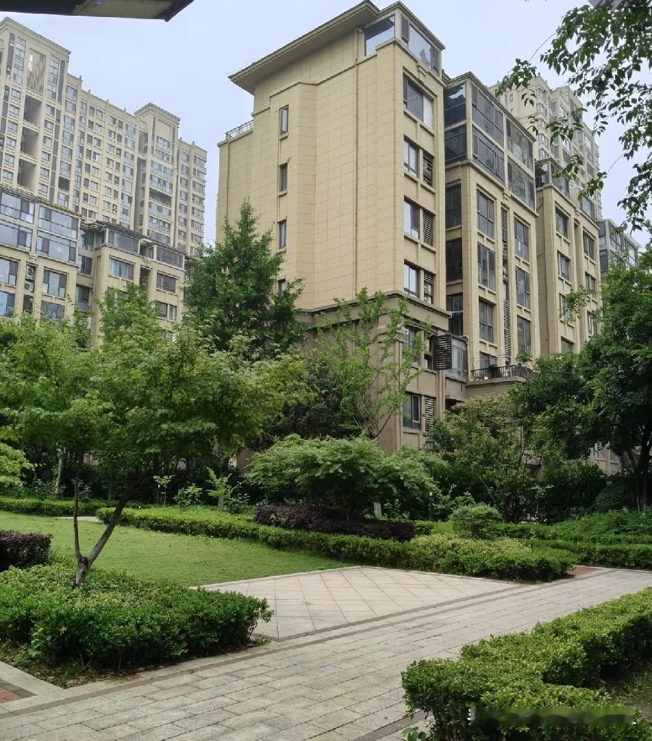 昨天我把房子卖了。卖了多少呢？三年前，我那套房挂牌100万，当时有人出90万