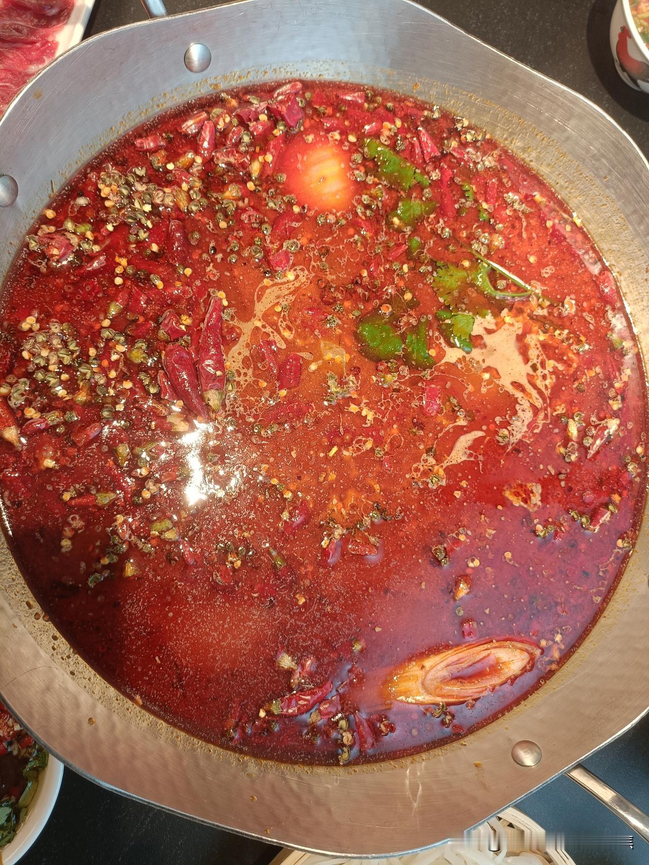 一顿牛肉火锅，简直是舌尖上的盛宴。上次和朋友去吃，一进店，满是肉香。先上了鲜切嫩