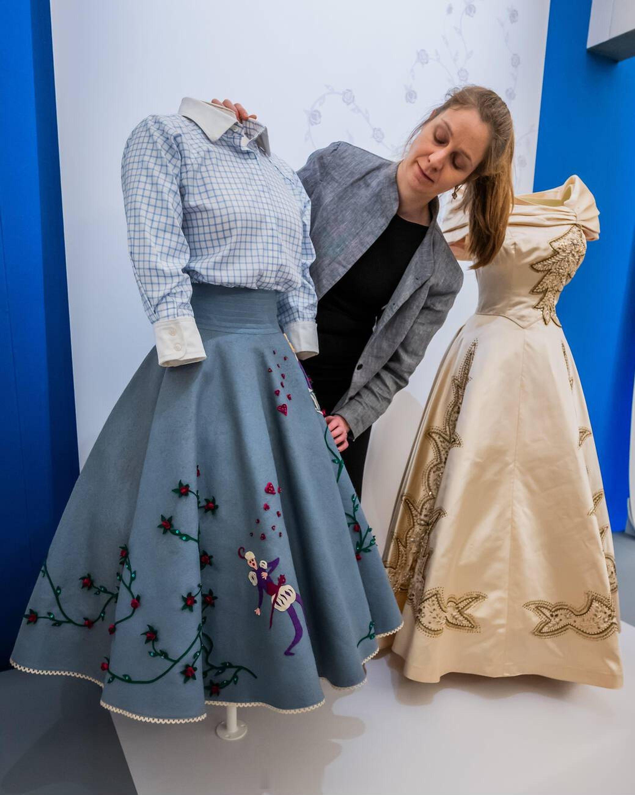 英国王室1951年，爱丁堡公爵夫妇在加拿大渥太华跳著名的广场舞💃🏻那件绣