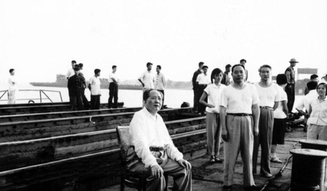 1967年7月14日毛主席乘专列离开北京。杨成武调动12架飞机护卫安全。当天凌