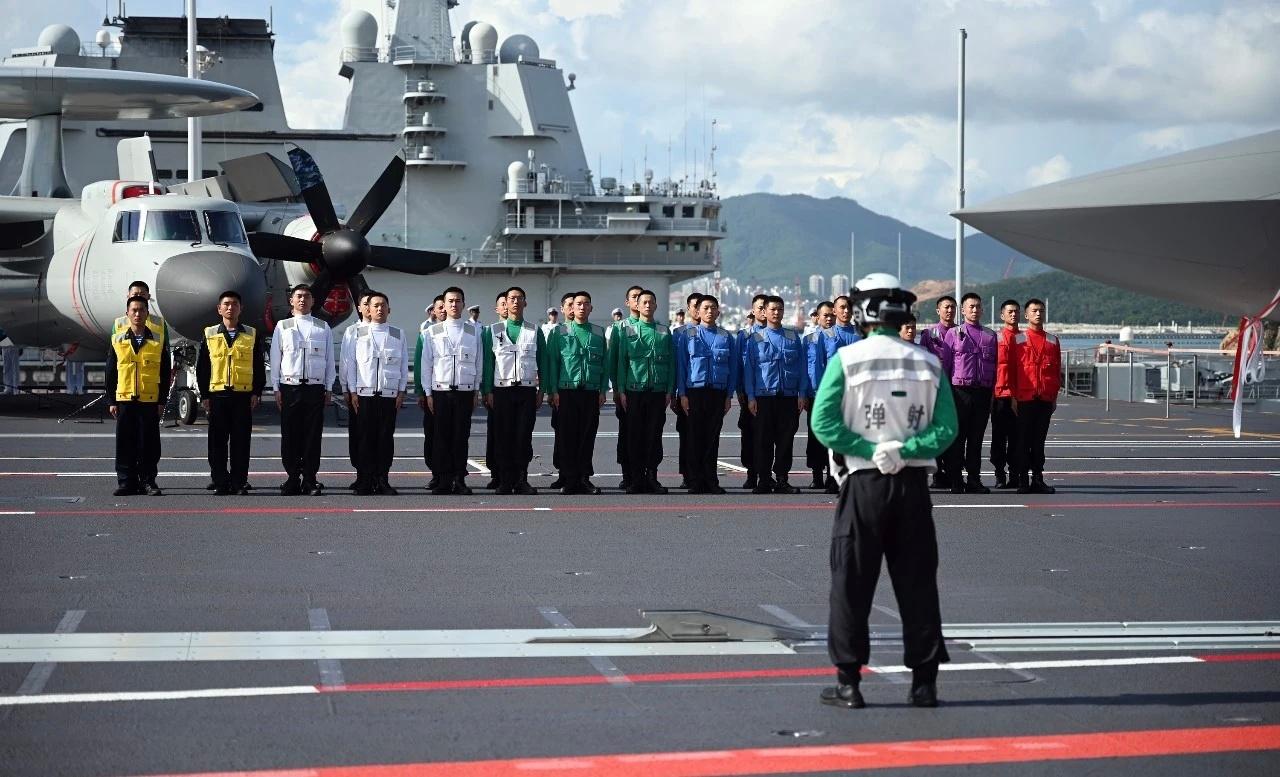 美国网友，据称前美军海豹6队的特种兵，在看到中国海军福建舰弹射歼-35舰载机后，