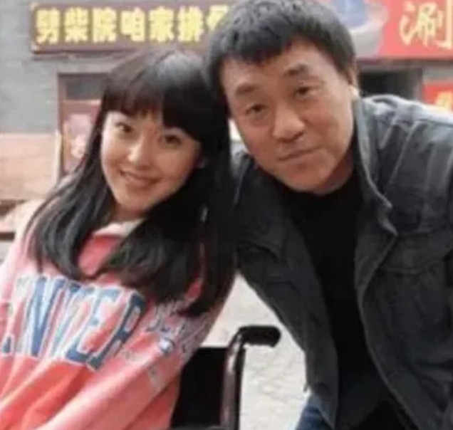 1997年，何冰遇到了多年未见的女同学李海洋，女同学说：“我都29了，嫁不出去了