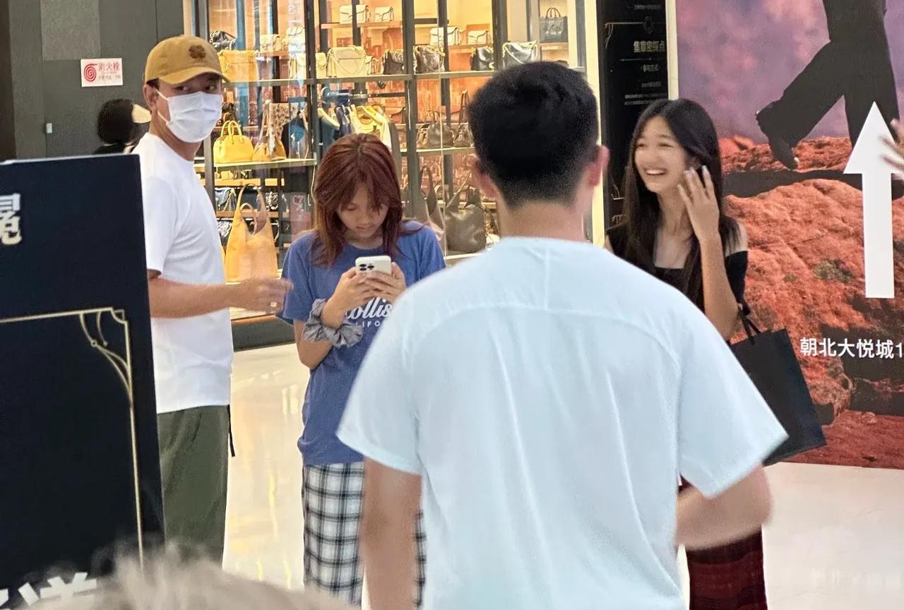 有网友在商场偶遇贾乃亮带女儿逛街，甜馨个子长高了好多！感觉小姑娘还是更像爸爸多一
