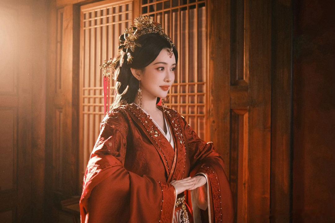 孟子义新婚造型谁懂啊！孟子义穿红衣大婚的样子真的太绝了，浓颜美貌直接封神！我已