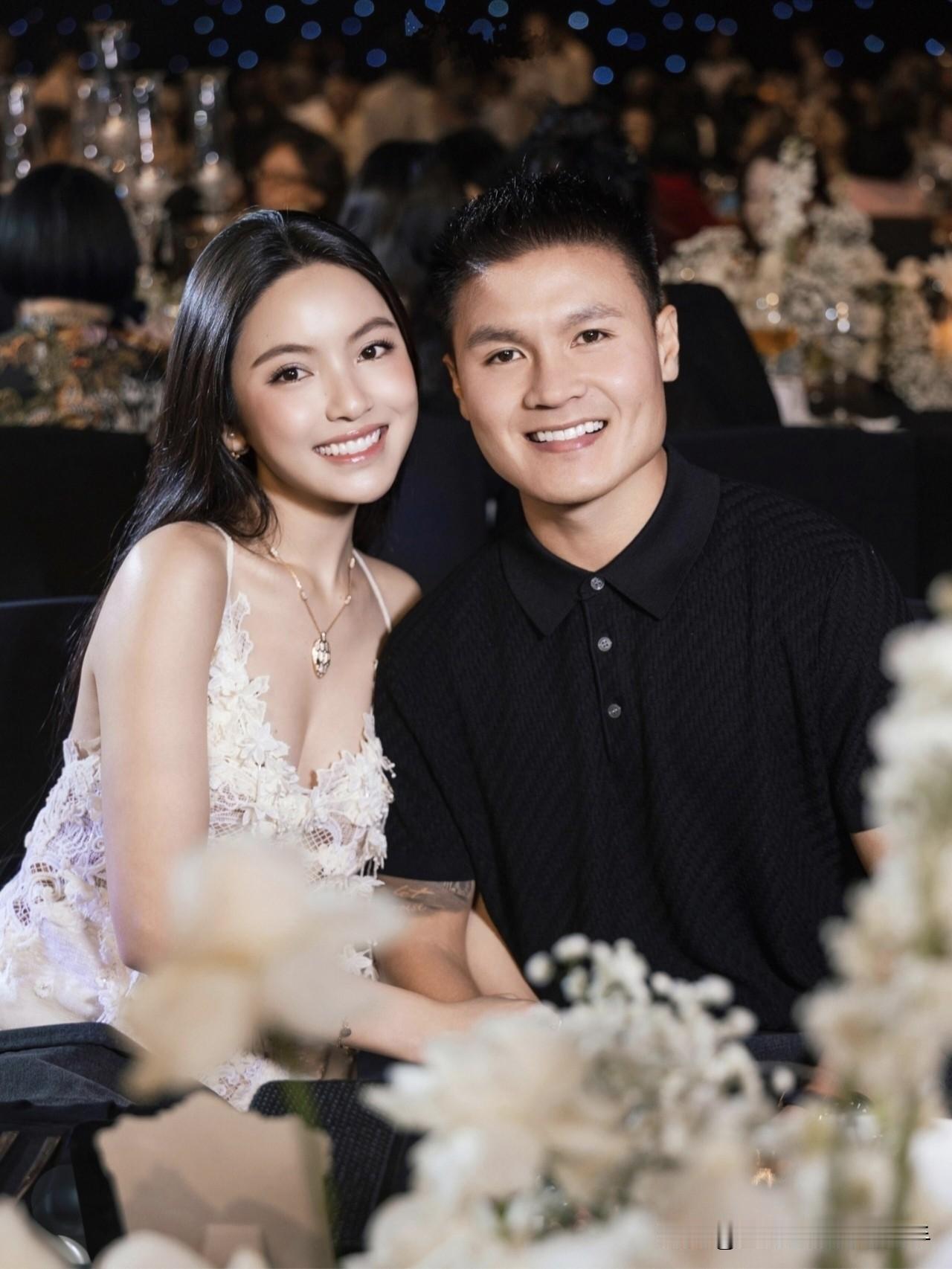 越南足球男神阮光海，娶了网红朱青玄。婚礼办的盛大，婚后合体亮相、做公益、卖车捐款