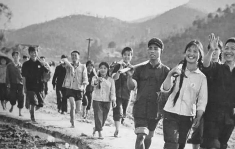 1977年，由于成分不好，一位知青9年都没能回城。队里得了个县邮电局招工名额，不