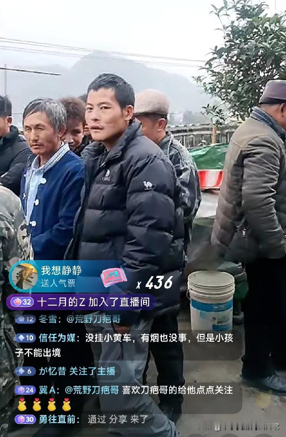 刀疤哥回村：全村的“杀猪宴”刚刷到刀疤哥老家的直播——烟雾裹着肉香飘满院坝