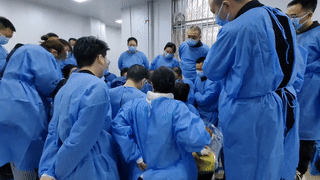 这是现在学习西医的人都必须要经历的课程。那就好“大体老师解剖课”！刚开始上课