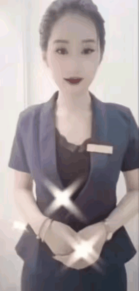 这是付婷婷，在上海金店任副店长。​虽然她穿着工装，但却难掩她苗条的身材与娇艳的