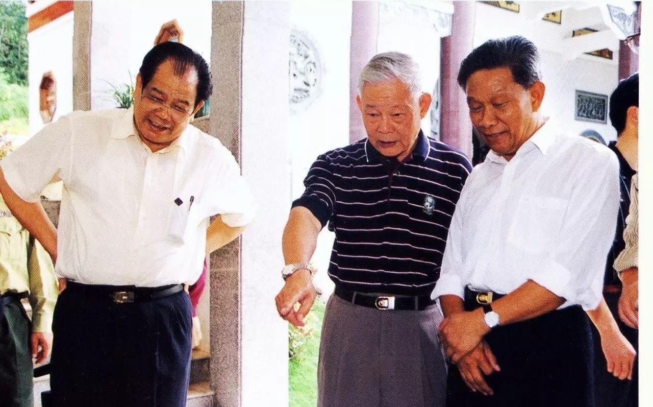 1999年10月18日，全国政协副主席叶选平在广东省政协副主席林兴胜（右），潮州