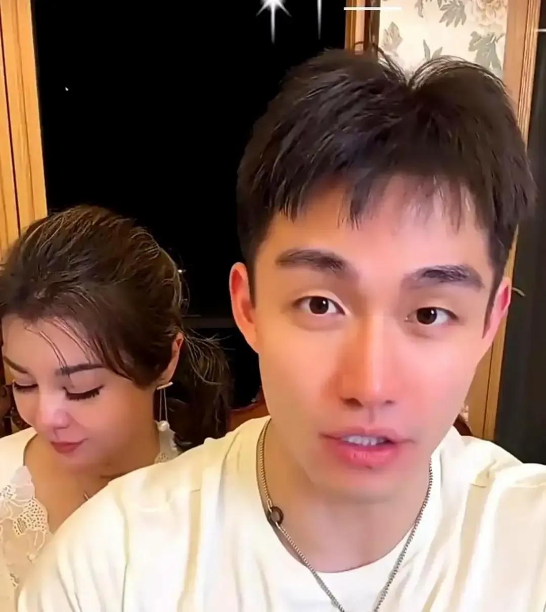 于文红直播时一句“他是我们公司员工”，把谈了一年多的小男友直接降级成同事。屏幕