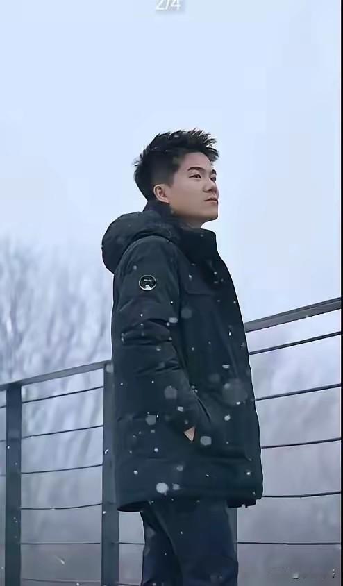 有个事我一直不敢说我发现董宇辉有一个非常严重的问题，就是他把自己活成了一座孤