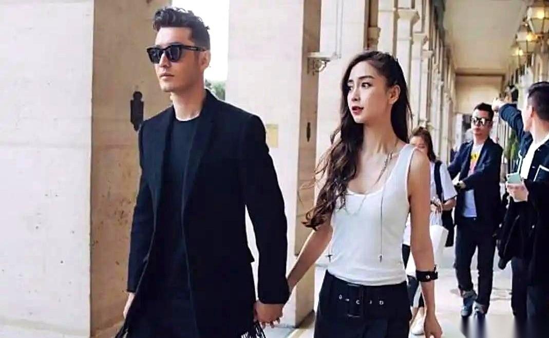 全场镜头怼着，他眼睛亮亮地递过话筒：“特别感谢我太太。”换来的是一句冷冰冰的甩