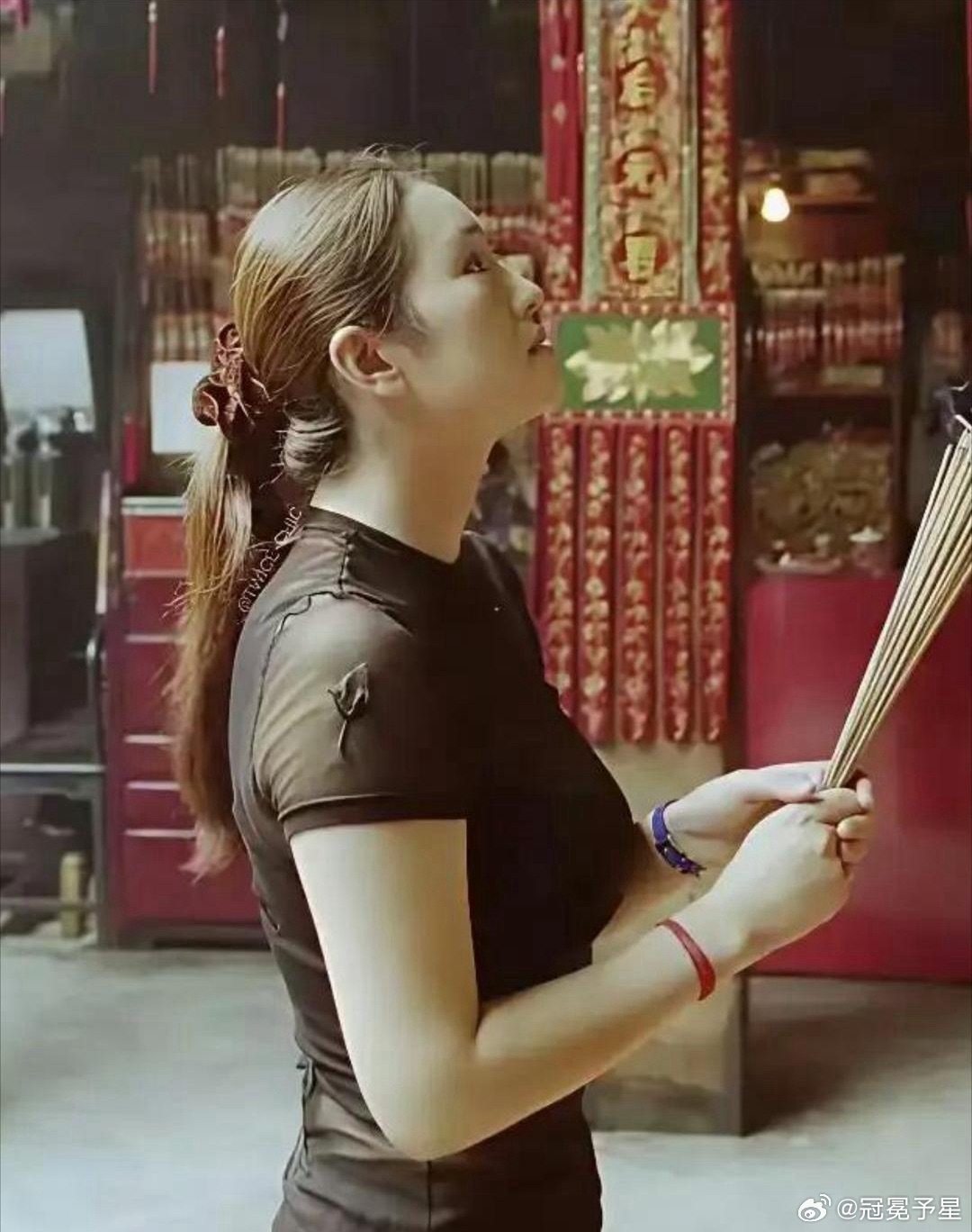 1999年，34岁的巩俐这身材放现在估计也要被要求减肥。