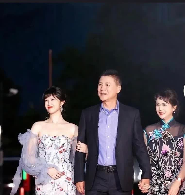 最养眼的一家人了，每一次同框出场，都能被他们惊艳到！一眼望去，男帅女美，太过赏心