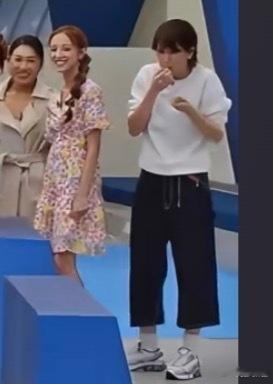 哈喽3位大姐姐你们在干嘛？？